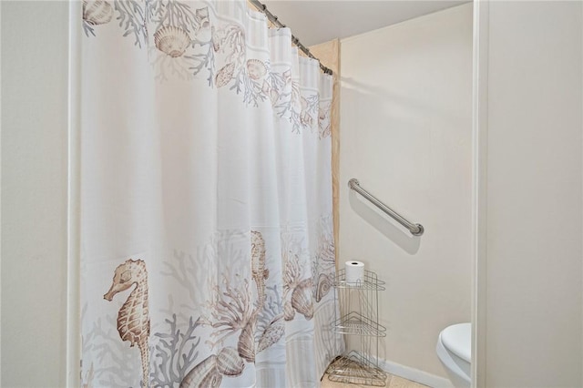 full bath with a shower with curtain, baseboards, and toilet