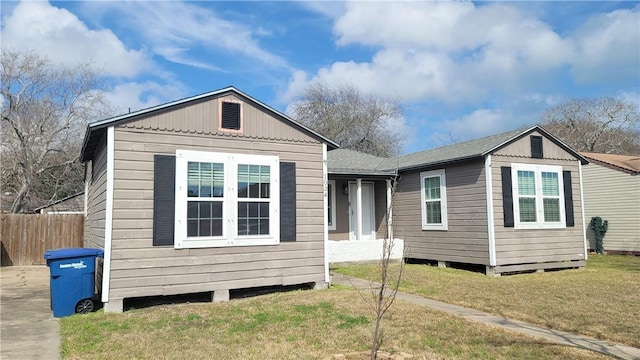 view of front of property featuring an outbuilding and a front yard