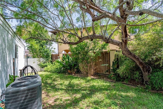 2406 Lakeview Dr, Rockport, TX 78382 - view of yard
