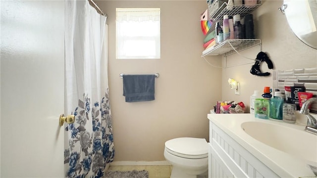 bathroom with a shower with curtain, vanity, and toilet