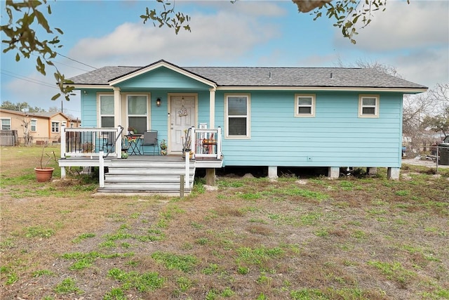 view of front facade with a front yard