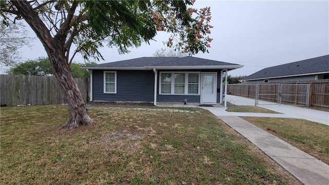 view of front of property featuring a front lawn