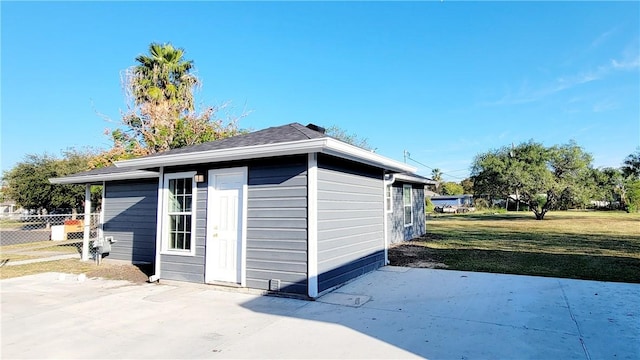 view of outdoor structure featuring a yard