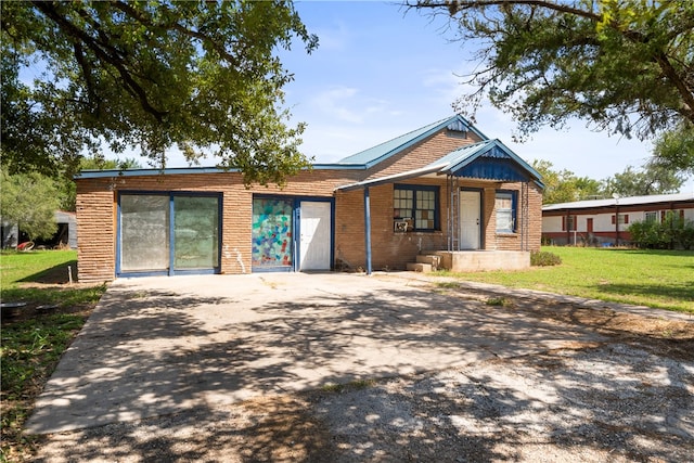 view of front of home featuring a front yard