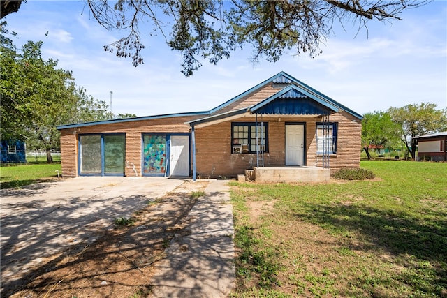 view of front of property with a front lawn