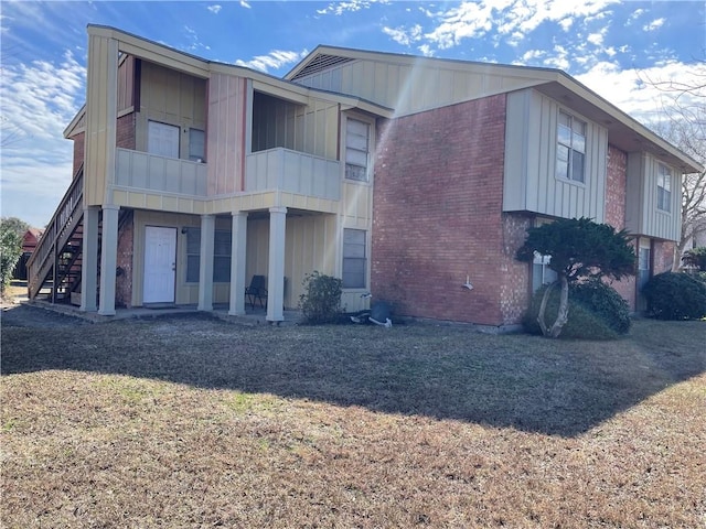 exterior space featuring a yard