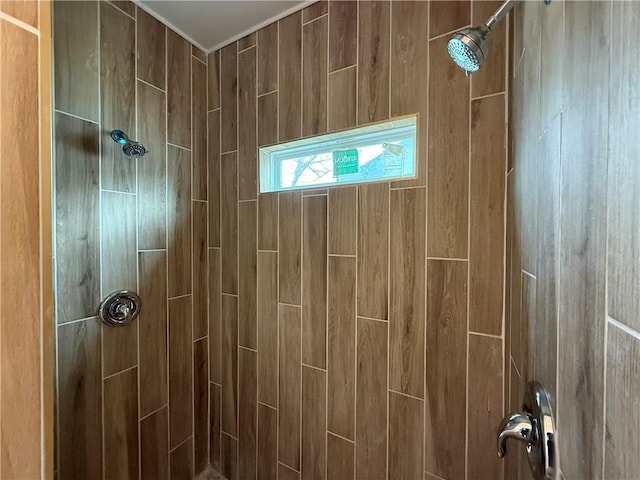 interior details with a tile shower