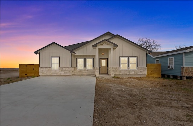 view of front of property