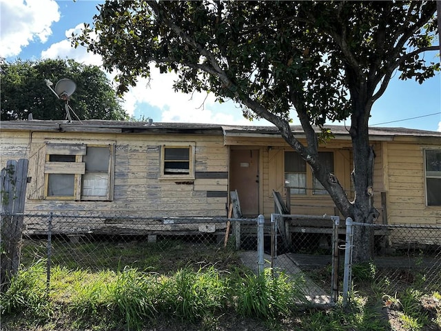 2201 Comanche St, Corpus Christi, TX 78408 - view of front facade featuring a fenced front yard