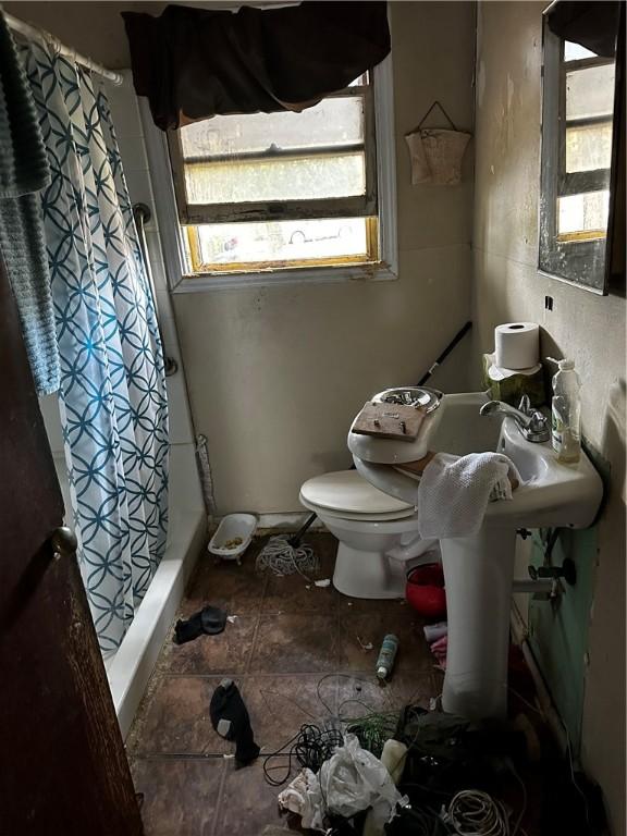 2201 Comanche St, Corpus Christi, TX 78408 - bathroom featuring toilet and shower / bath combination with curtain