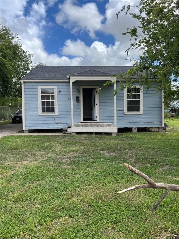 5122 Thomas Dr, Corpus Christi, TX 78407 - view of front facade featuring a front lawn and roof with shingles
