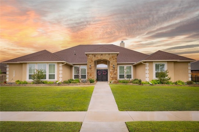 view of front facade with a yard