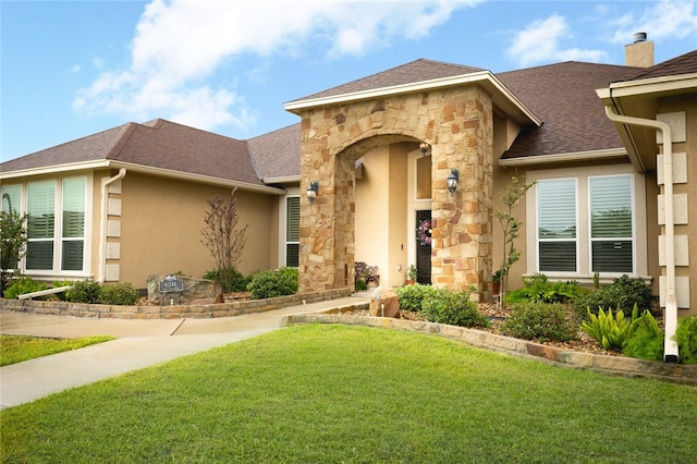 view of front of house featuring a front yard