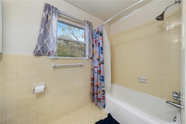 bathroom with shower / tub combo