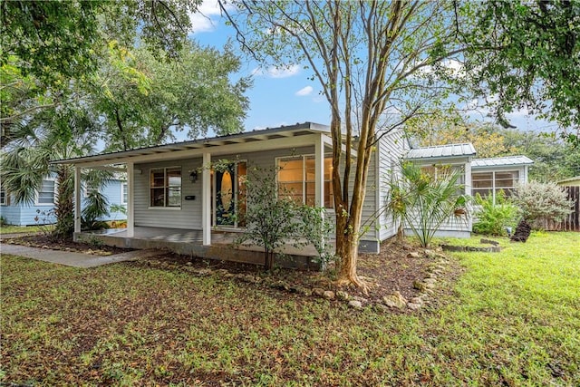 view of front of property with a front lawn