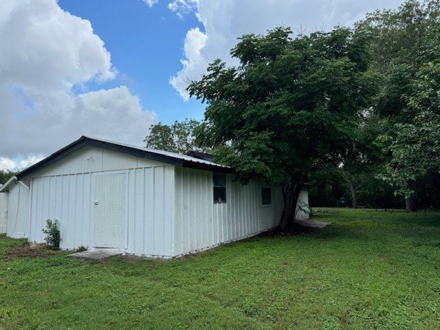 view of side of property featuring a lawn