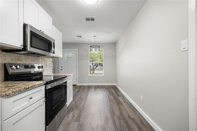 936 S 10th St, Aransas Pass, TX 78336 - kitchen with white cabinetry, visible vents, backsplash, appliances with stainless steel finishes, and dark wood-style floors