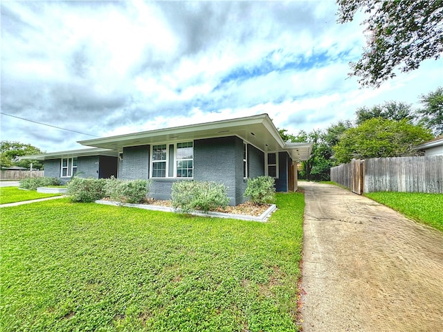 view of front of home featuring a carport and a front lawn