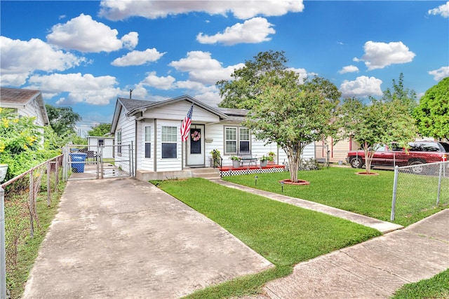 view of front of property featuring a front lawn