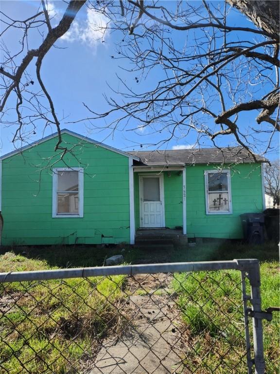 view of front of property featuring entry steps and a fenced front yard