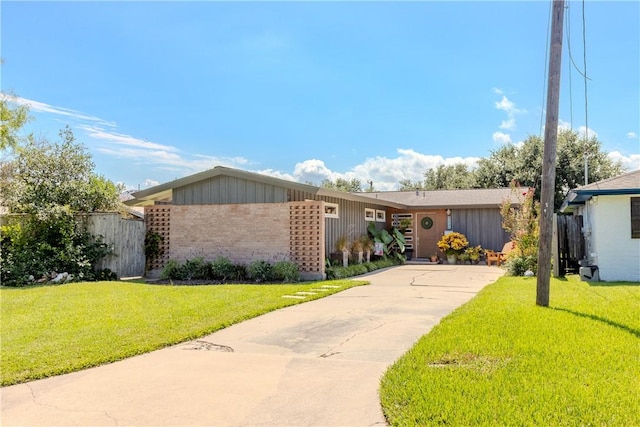 single story home featuring a front lawn