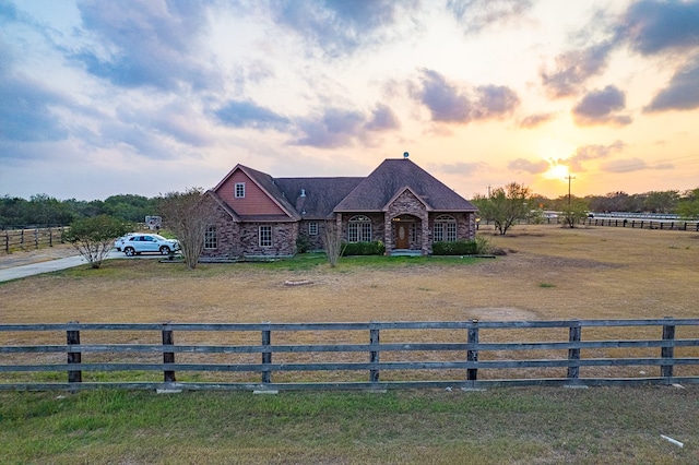 view of front of property featuring a yard