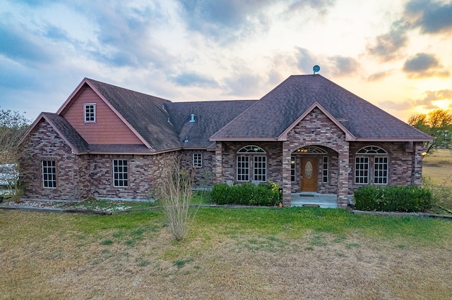 view of front of property featuring a lawn