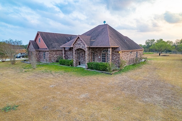 view of front of house featuring a front lawn