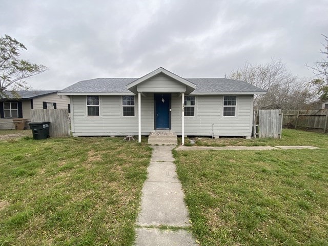 view of front facade with a front lawn