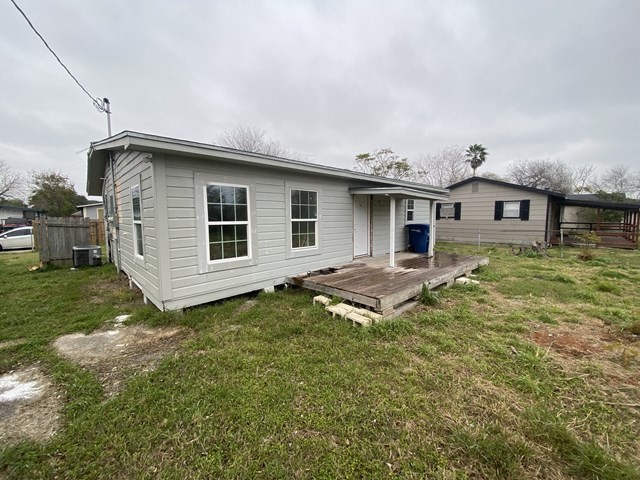 rear view of house featuring a yard