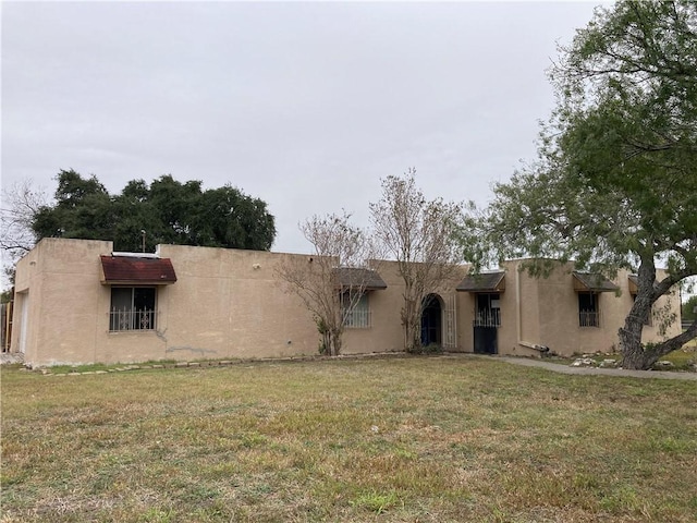 view of front of home featuring a front yard