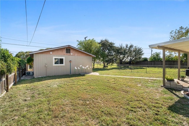 view of yard featuring an outbuilding