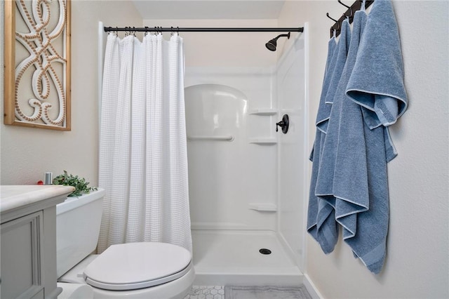 bathroom featuring a shower with shower curtain, vanity, and toilet