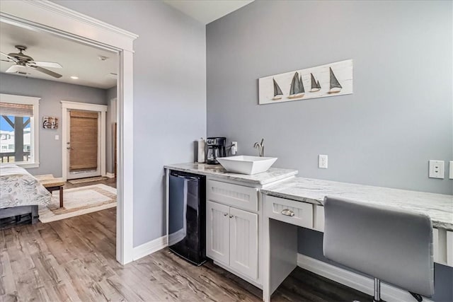 1041 Fiji Dr, Rockport, TX 78382 - bar area featuring a sink, light wood-style flooring, a ceiling fan, baseboards, and refrigerator
