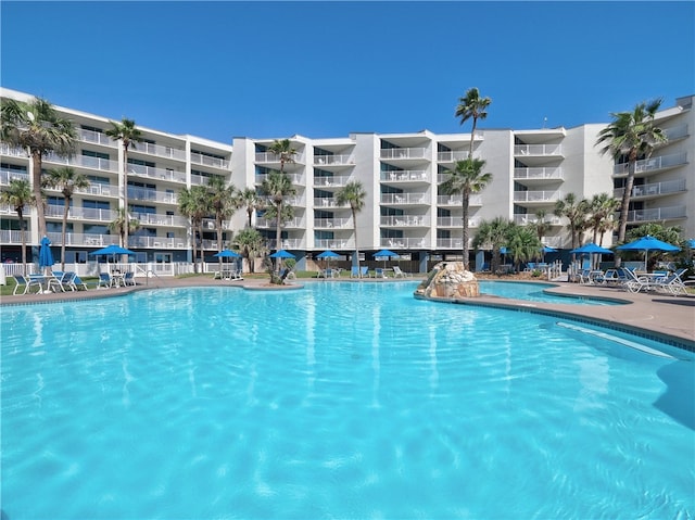 view of swimming pool