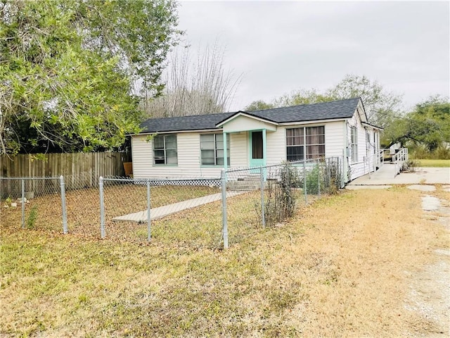 ranch-style house featuring a front yard