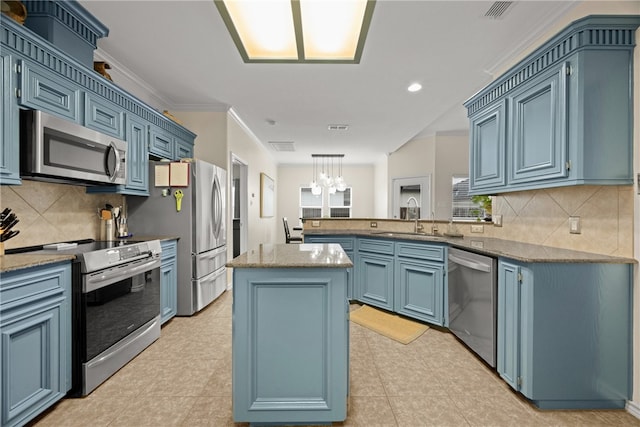 kitchen with sink, blue cabinetry, a kitchen island, kitchen peninsula, and stainless steel appliances