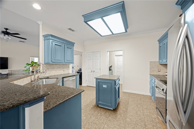 kitchen with sink, ceiling fan, a kitchen island, kitchen peninsula, and stainless steel appliances