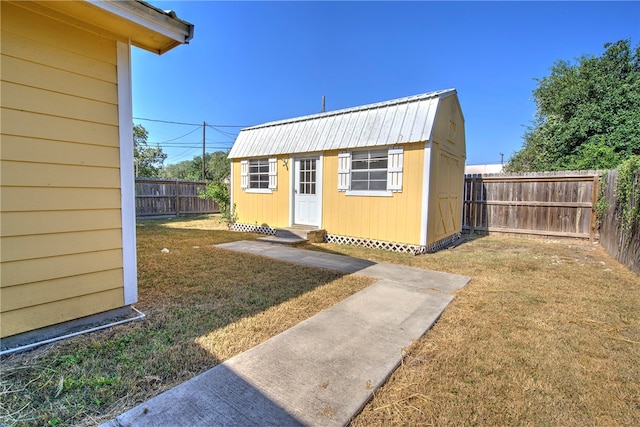 view of outdoor structure with a yard