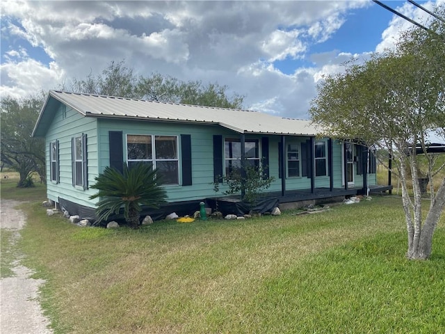 view of front of property with a front lawn