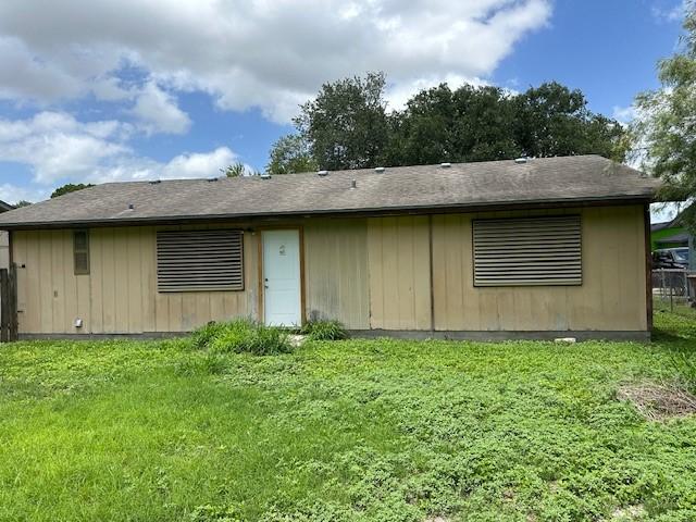 10949 Gates Ln, Corpus Christi, TX 78410 - rear view of house featuring a yard