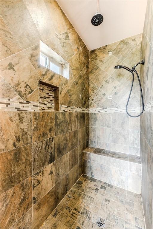 bathroom featuring tiled shower