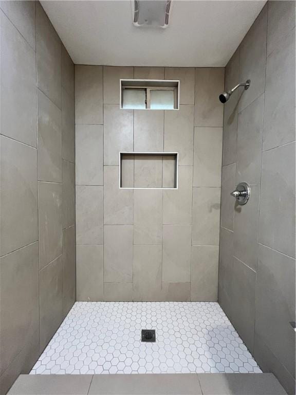 bathroom featuring a tile shower