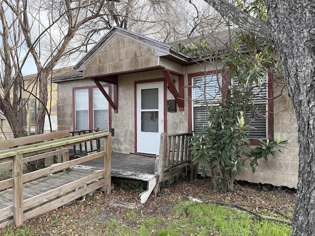 property entrance featuring a deck