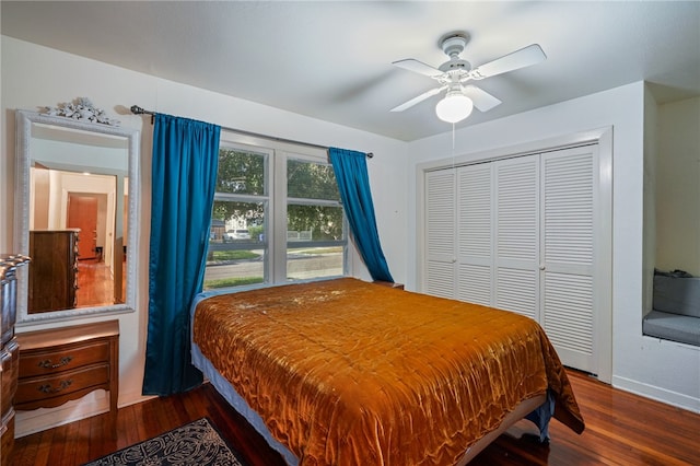 bedroom featuring ceiling fan, dark wood-type flooring, and a closet