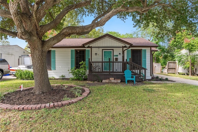 view of front facade featuring a porch and a front yard