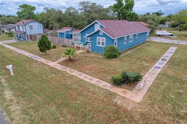 view of front of house featuring a front lawn