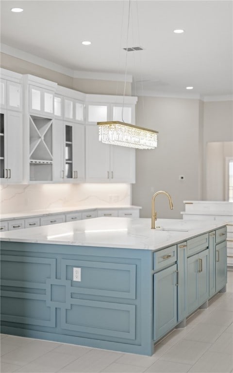 714 Papa Mori Dr, Corpus Christi, TX 78415 - kitchen featuring a sink, a center island with sink, white cabinets, crown molding, and recessed lighting
