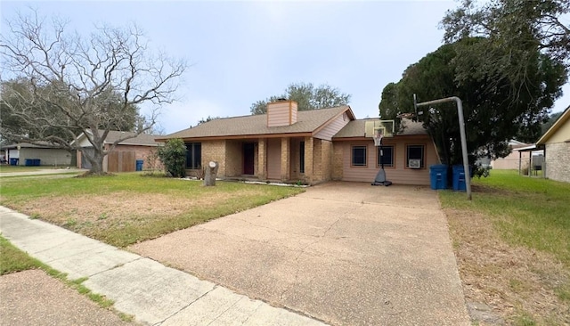 ranch-style house featuring a front yard