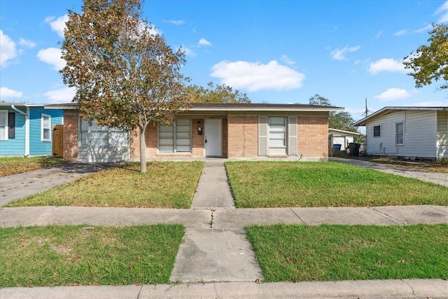 view of front facade with a front lawn